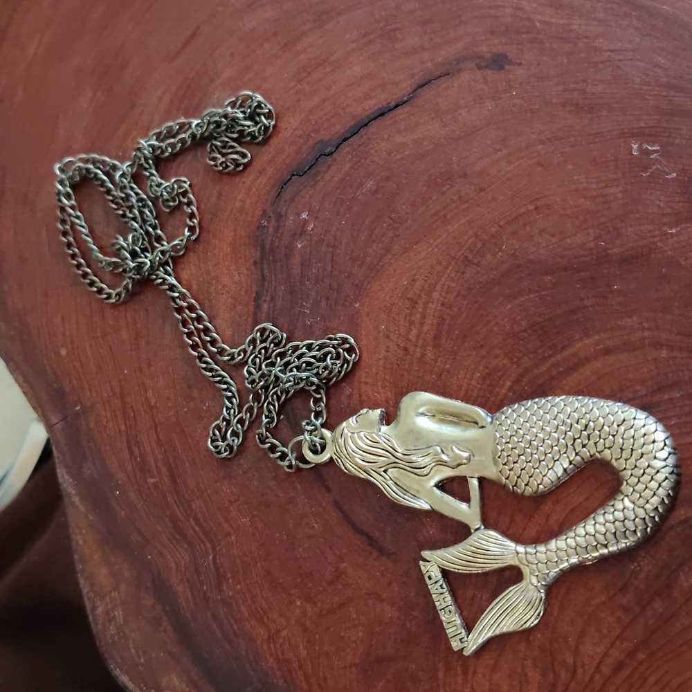 HUGHAPY Mermaid necklace